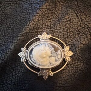 Cameo vintage  silver tone Brooch-excellent condition